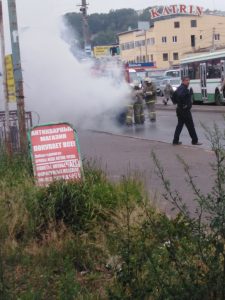 на колхозной площади тушат машину