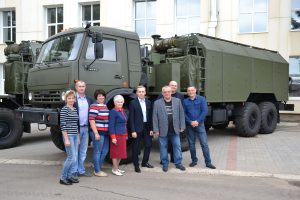 Фото на память на фоне своей продукции