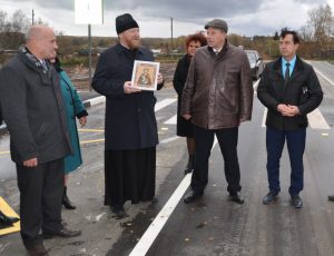 Торжественное открытие реконструированной дороги "Р-120 Брянск-Смоленск до границы с республикой Беларусь км 269-д.Васьково" в Рославльском р-не Смоленской области». Протяженность участка 1115,81м. На фото слева направо: Глава муниципального образования Остерского сельского поселения Рославльского района Смоленской области С.Г. Ананченков, Благочинный Рославльского церковного округа протоиерей Михаил Гольцман, Первый заместитель Главы муниципального образования «Рославльский район» Смоленской области В.В. Ильин, директор ООО «Рославльская ДСПМК» П.В. Рыжиков. 