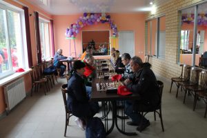 На V строительной спартакиаде памяти И.Е КЛИМЕНКО, проходившей в этом году 06 июля на берегу оз. Ключевое в Красном бору, журналистская судьба свела меня с богатым и глубоким миром (не преувеличение) смоленских шахмат. Рассказываем о «физкультуре для мозга», погружаясь в мир смоленских шахмат.
