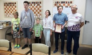 На V строительной спартакиаде памяти И.Е КЛИМЕНКО, проходившей в этом году 06 июля на берегу оз. Ключевое в Красном бору, журналистская судьба свела меня с богатым и глубоким миром (не преувеличение) смоленских шахмат. Рассказываем о «физкультуре для мозга», погружаясь в мир смоленских шахмат. Тема оказалась очень интересной и, несомненно, заслуживающей отображения на наших страницах.